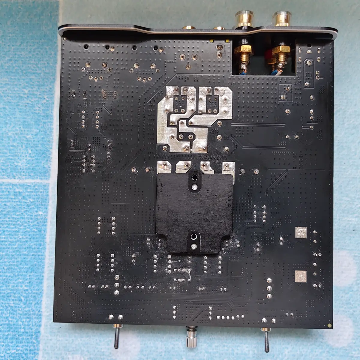 แผงเชื่อมต่อด้านหลัง Fosi Audio ZA3 และ PCB ภายใน