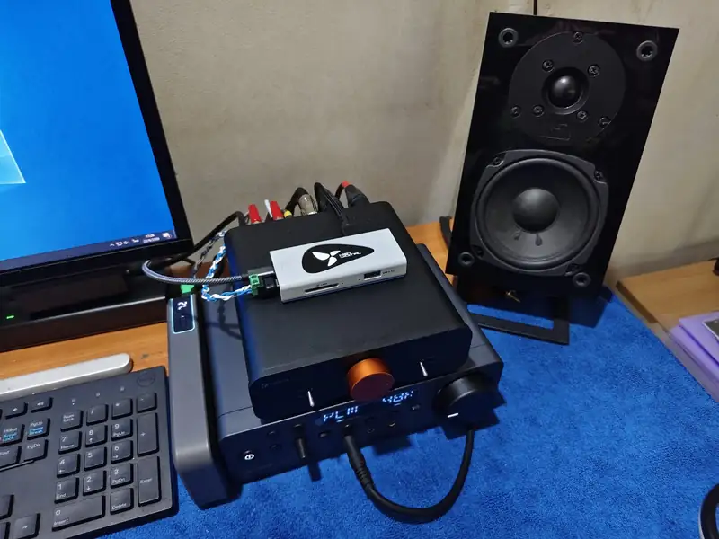 PC Audio Reference System ประกอบด้วย PC, HiBy AP10 USB Isolator, Sound Blaster X5, Fosi Audio ZA3 และ NHT SuperZero 2.1